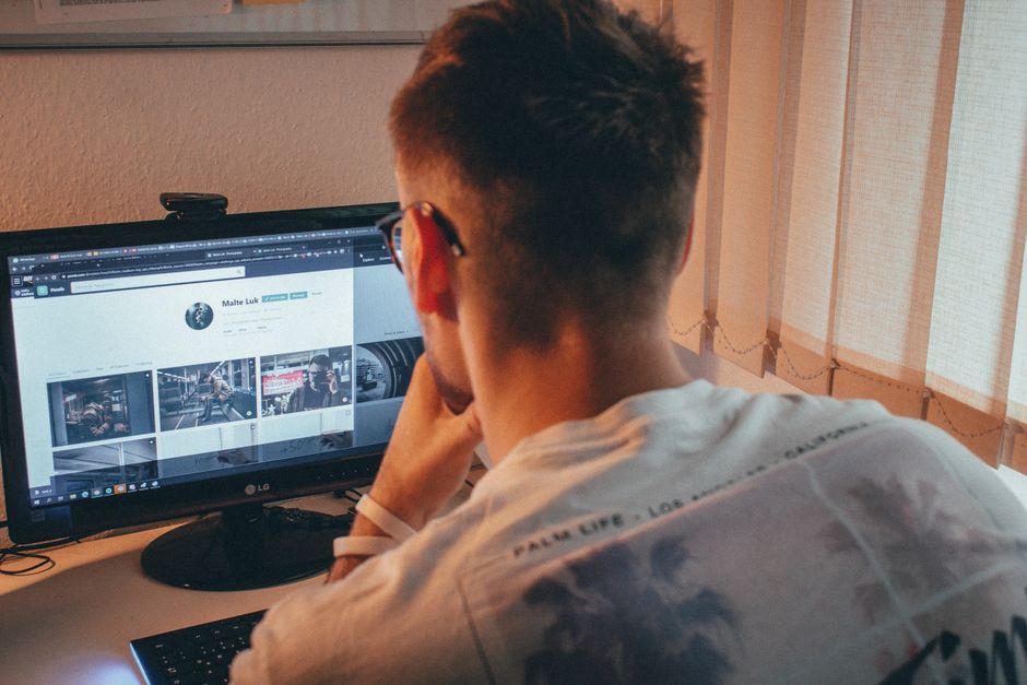Teilnehmende arbeiten an Projekten für Programmierung und Webdesign